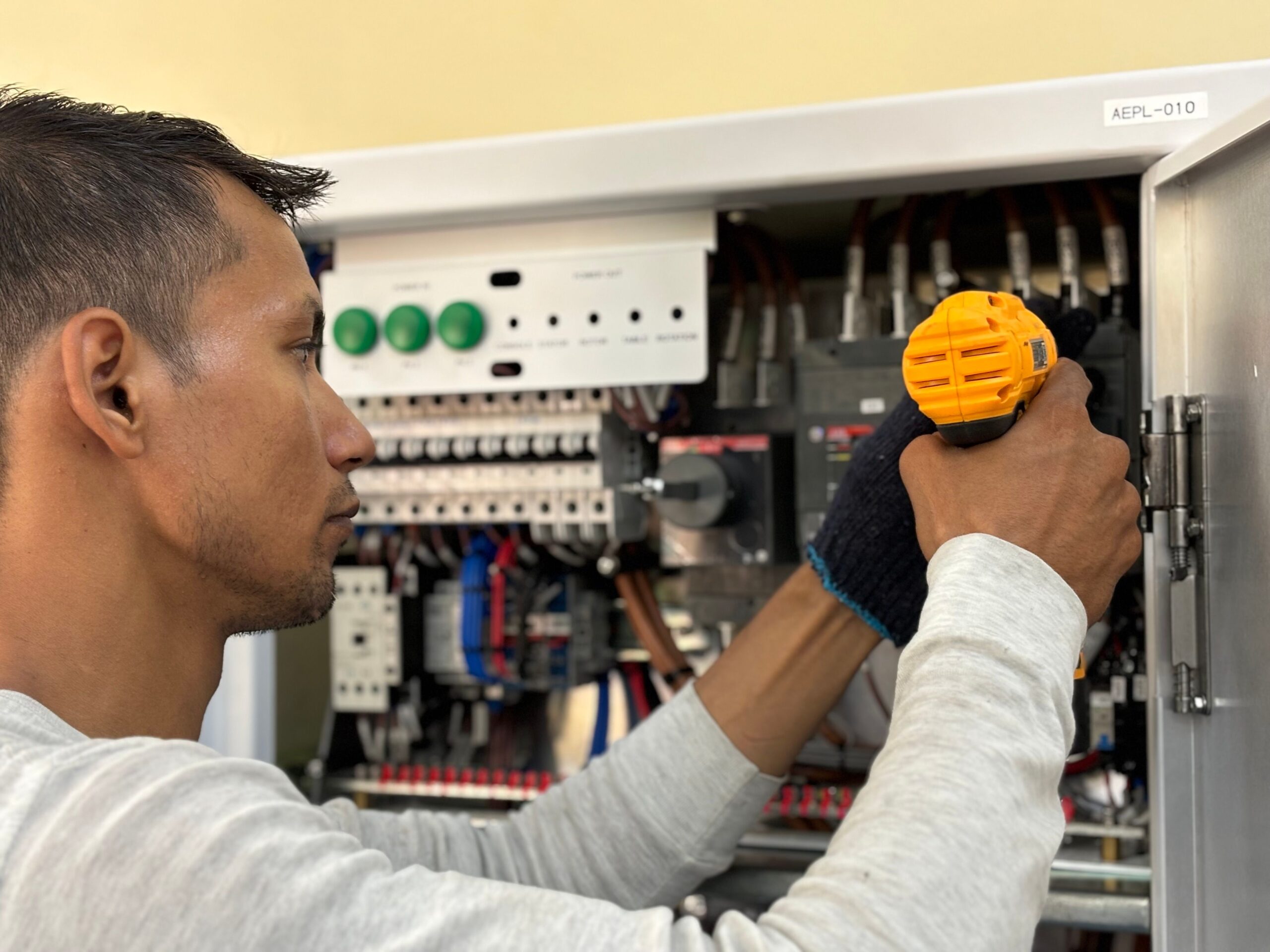 Électricien qualifié réalisant une intervention sur un équipement électrique